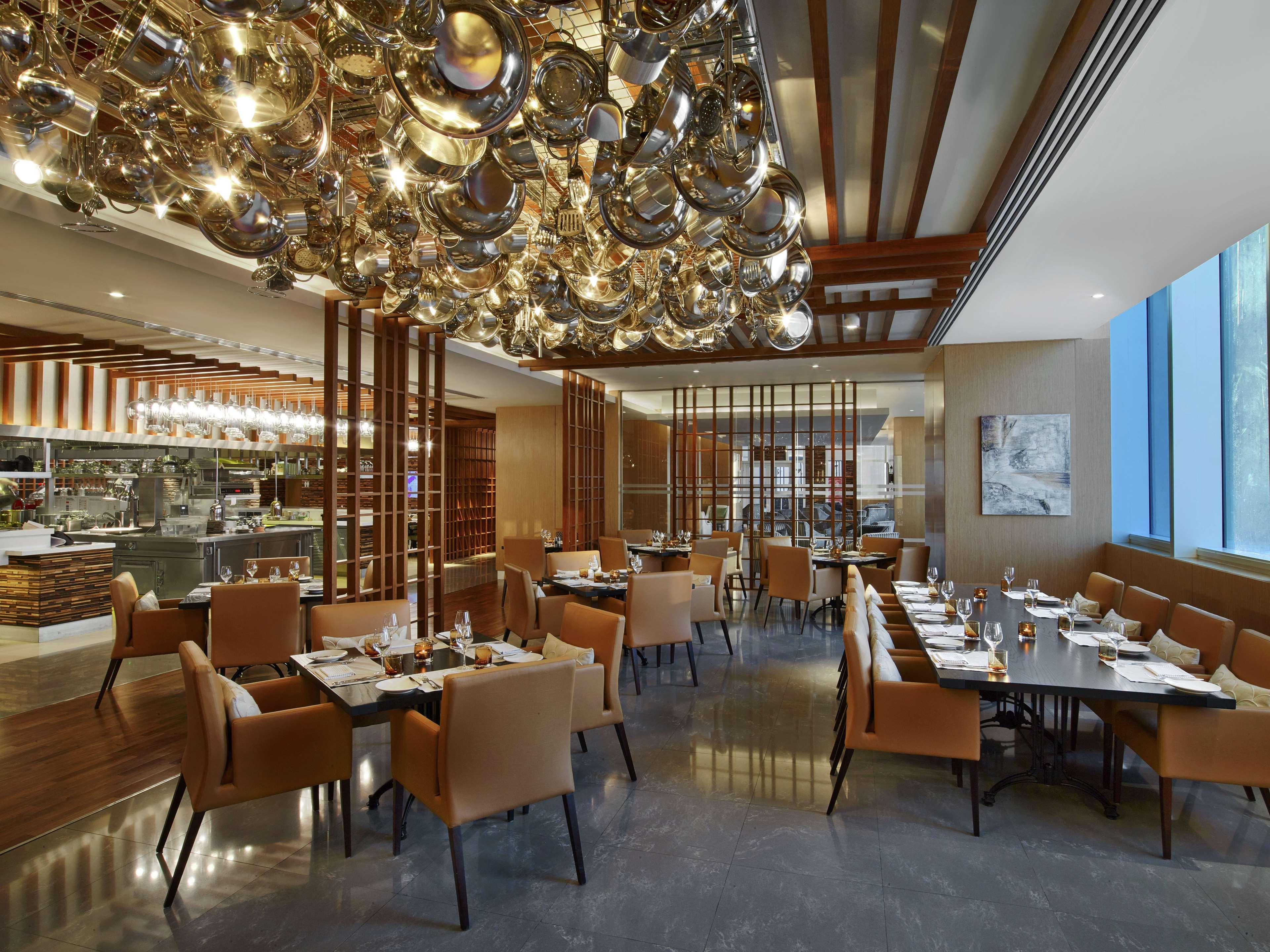 V Hotel Dubai, Curio Collection By Hilton Екстер'єр фото The restaurant