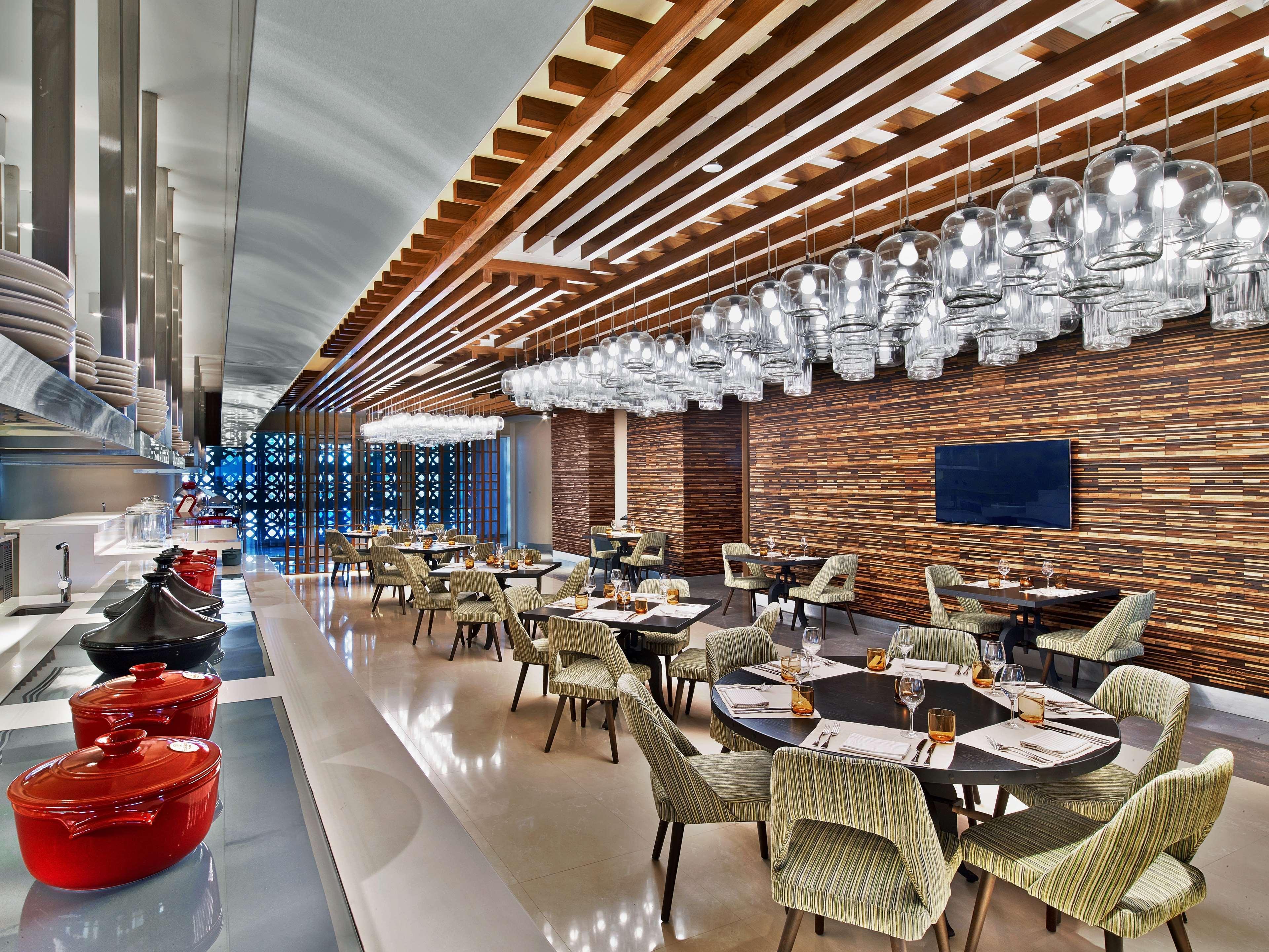 V Hotel Dubai, Curio Collection By Hilton Екстер'єр фото The restaurant