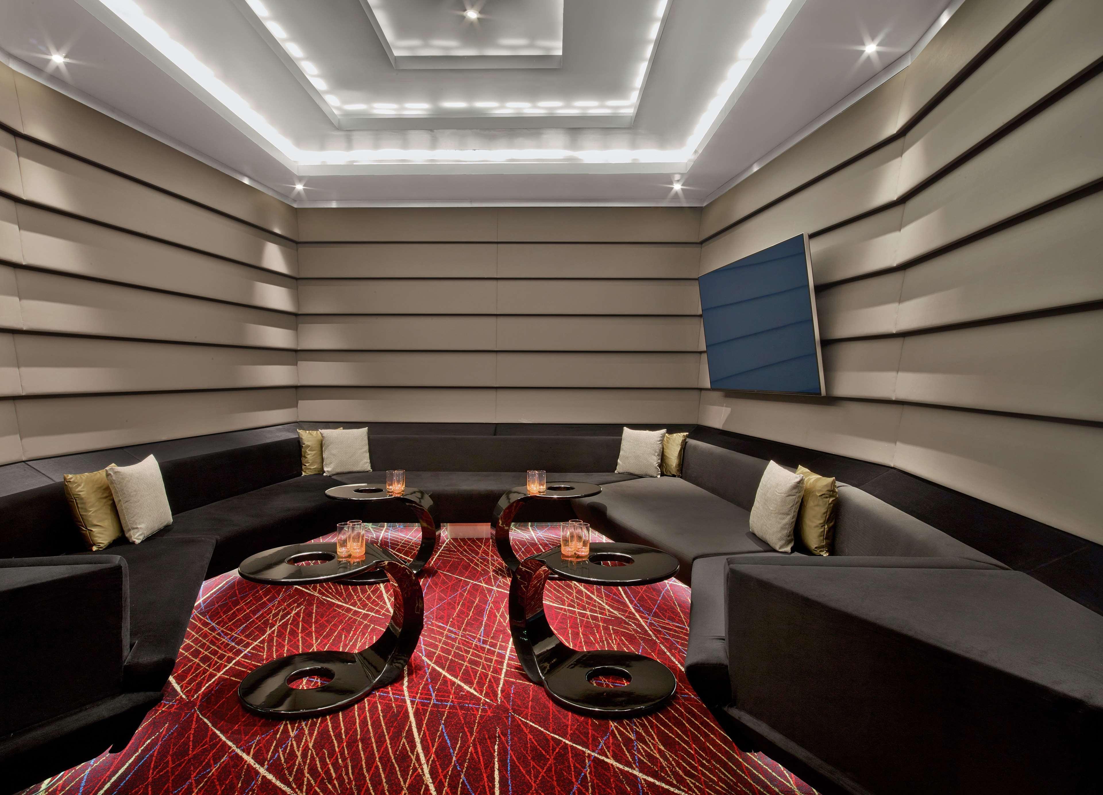 V Hotel Dubai, Curio Collection By Hilton Екстер'єр фото The interior of the lounge