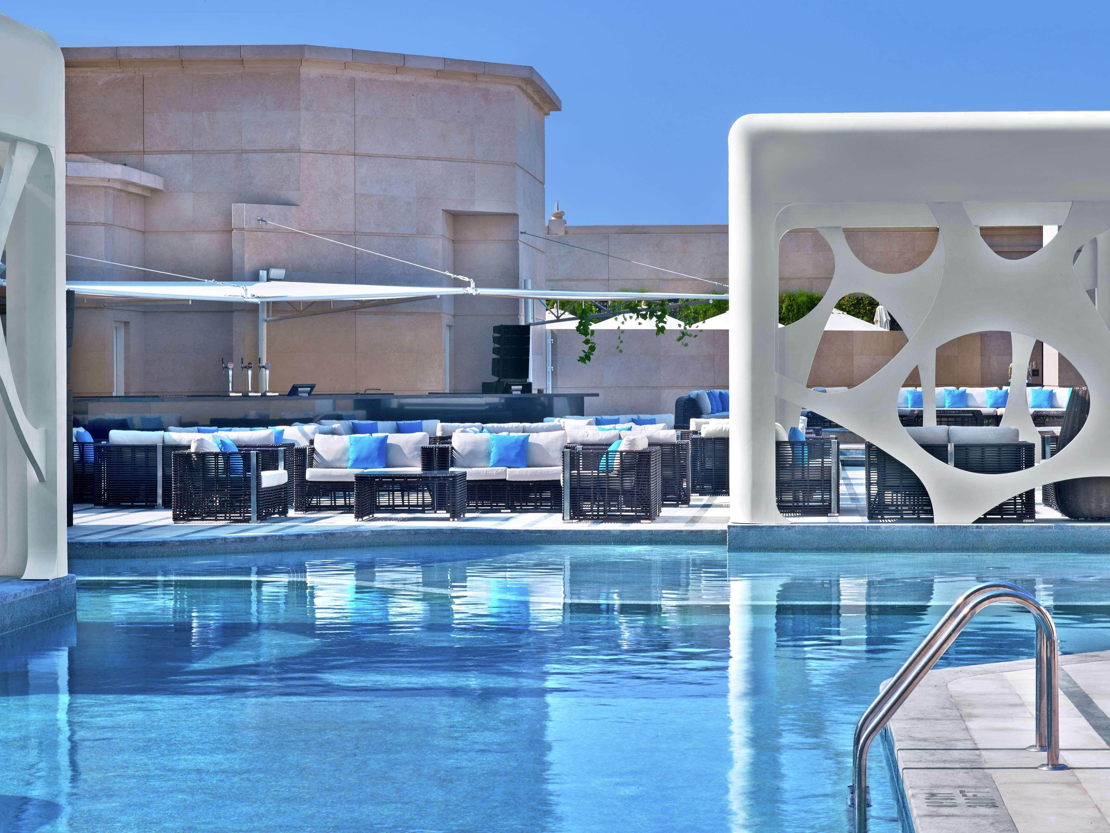 V Hotel Dubai, Curio Collection By Hilton Екстер'єр фото The rooftop pool at the W Hollywood