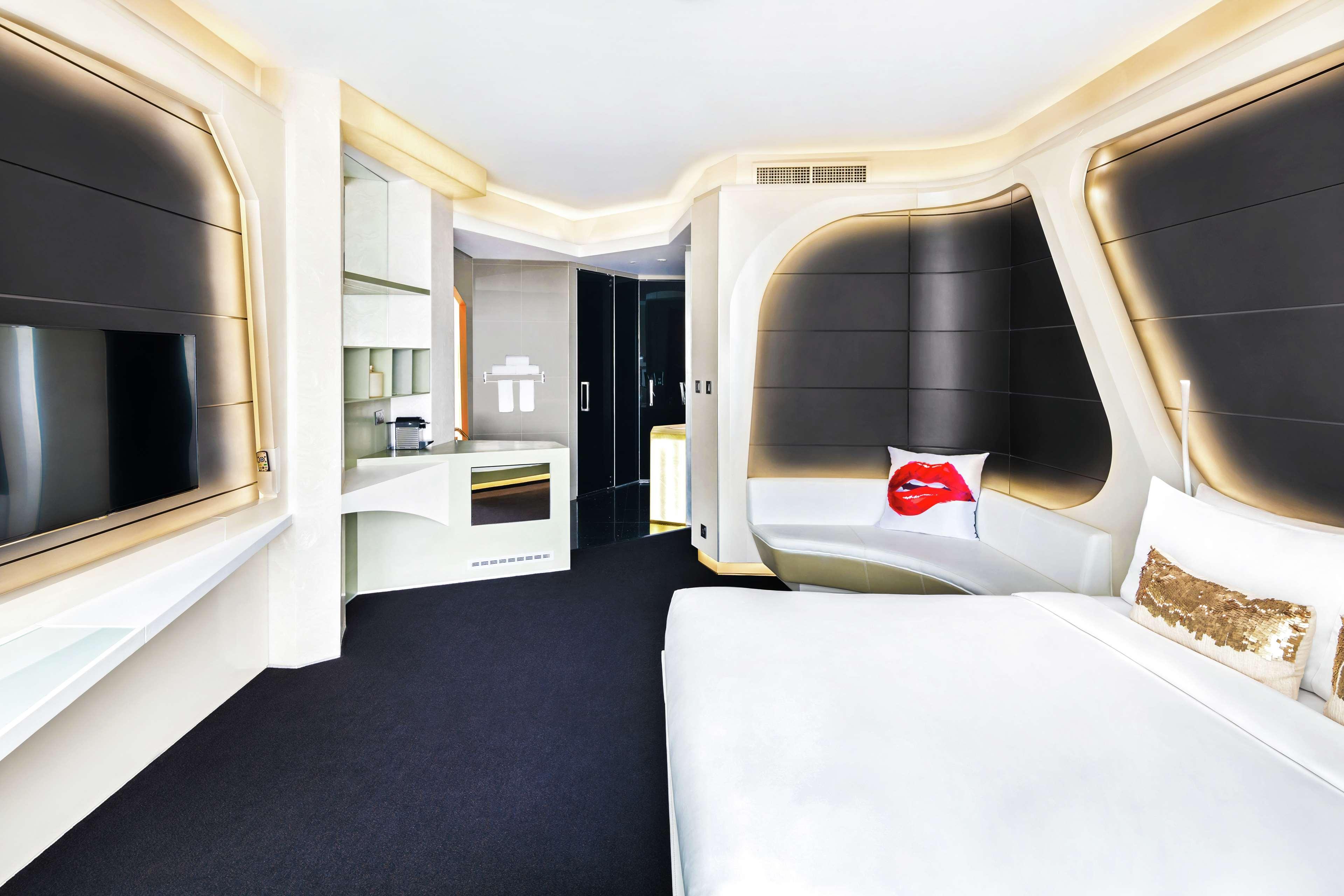 V Hotel Dubai, Curio Collection By Hilton Екстер'єр фото A room at the hotel