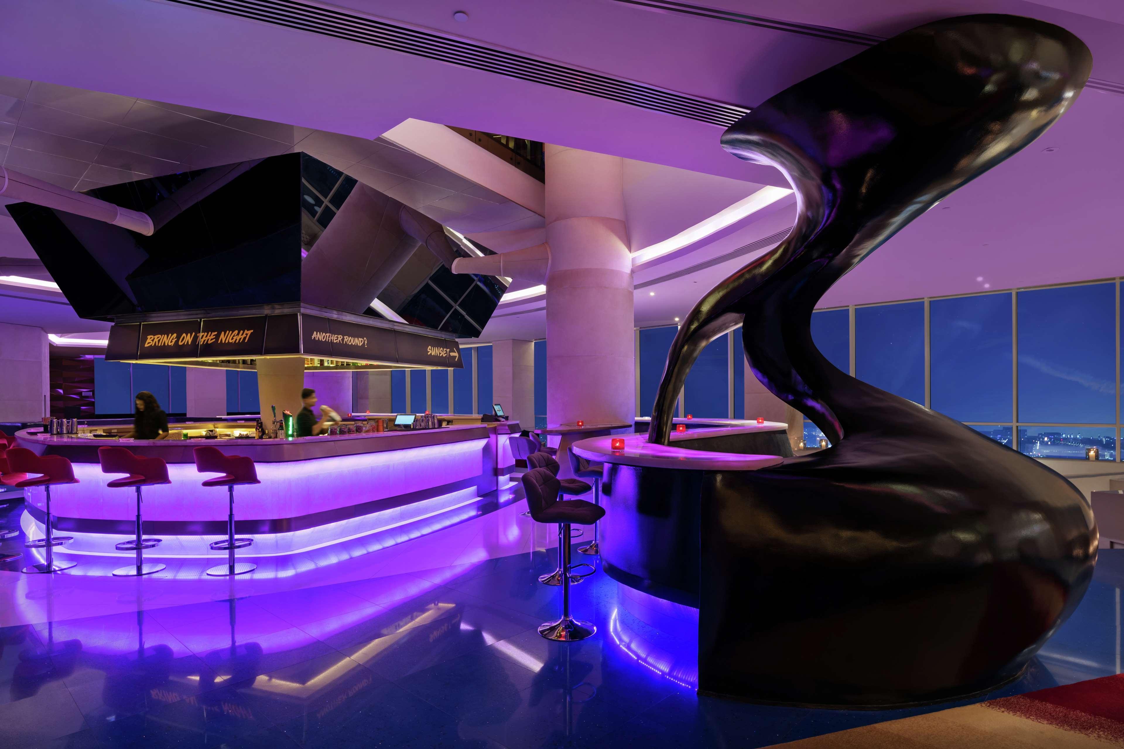 V Hotel Dubai, Curio Collection By Hilton Екстер'єр фото The bar at the 101 Skybar