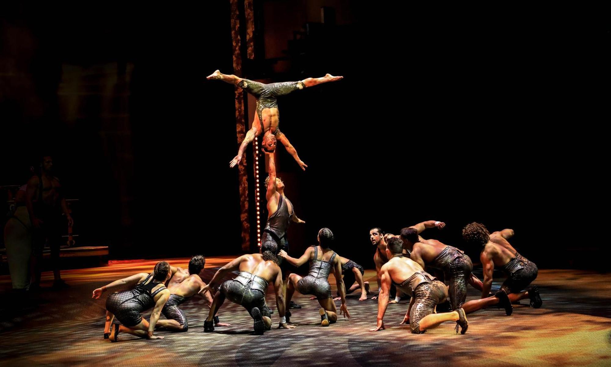 V Hotel Dubai, Curio Collection By Hilton Екстер'єр фото The cast of Disney on Ice performing "The Lion King"