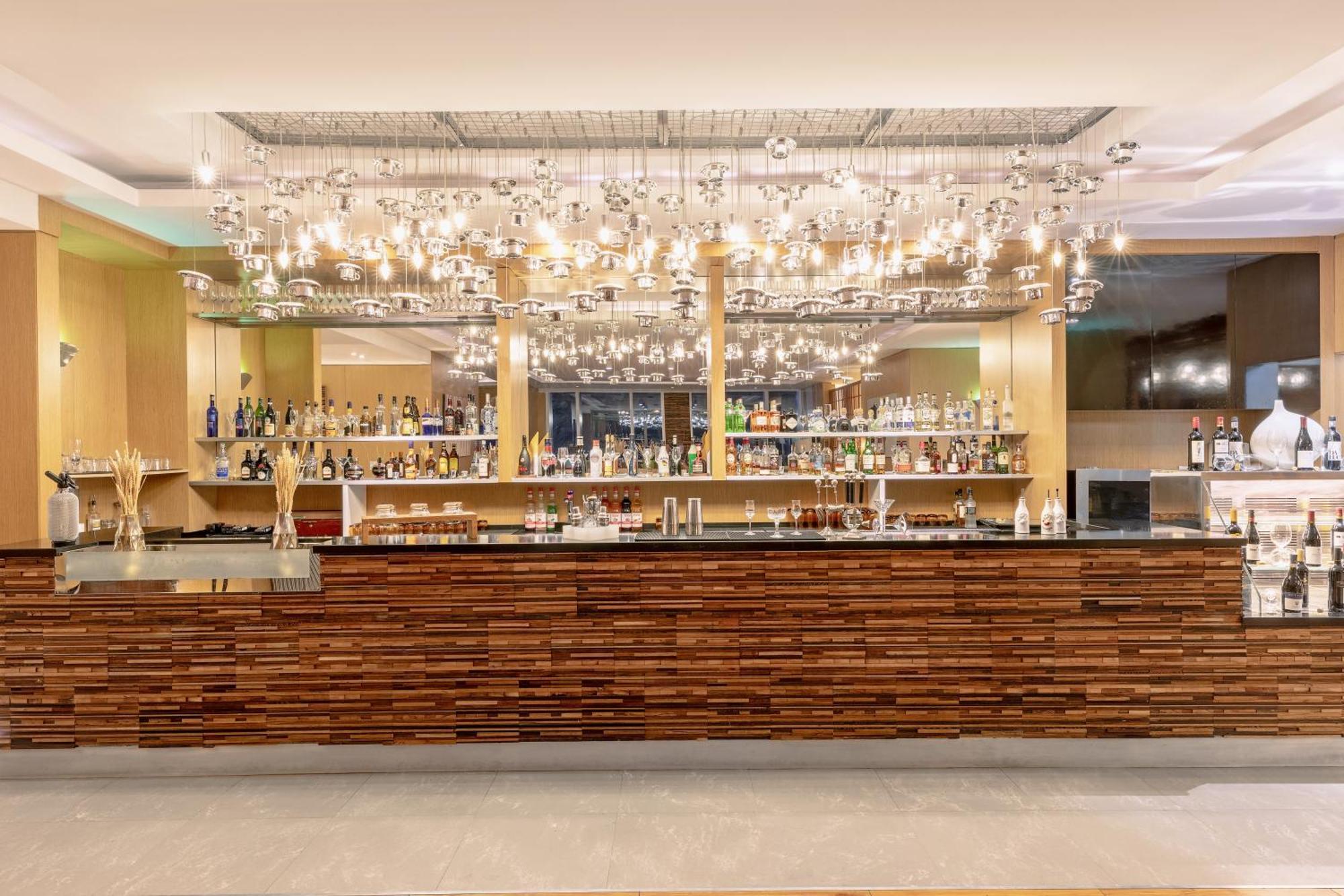 V Hotel Dubai, Curio Collection By Hilton Екстер'єр фото The bar at the hotel