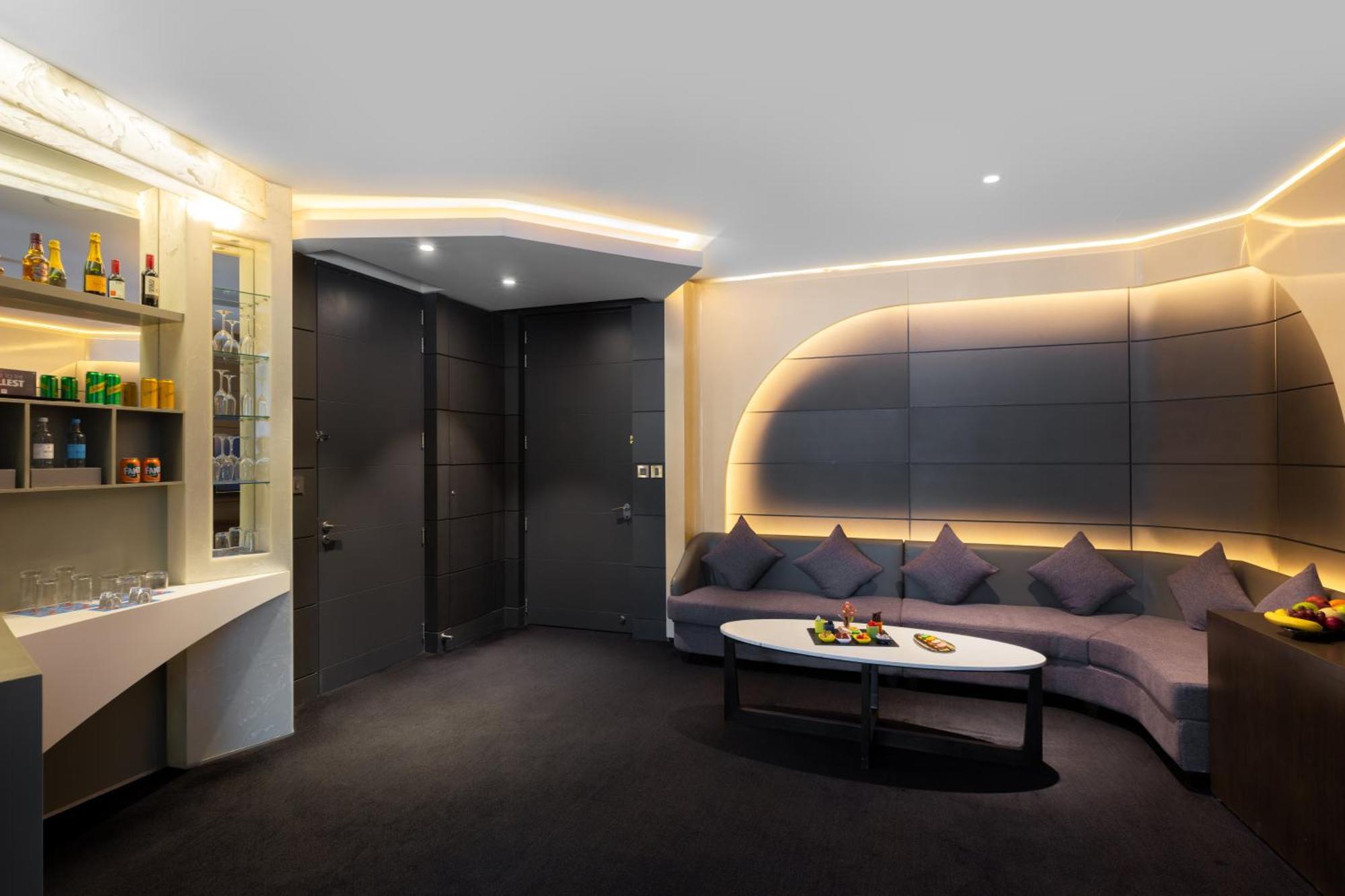 V Hotel Dubai, Curio Collection By Hilton Екстер'єр фото The 2012-built suite