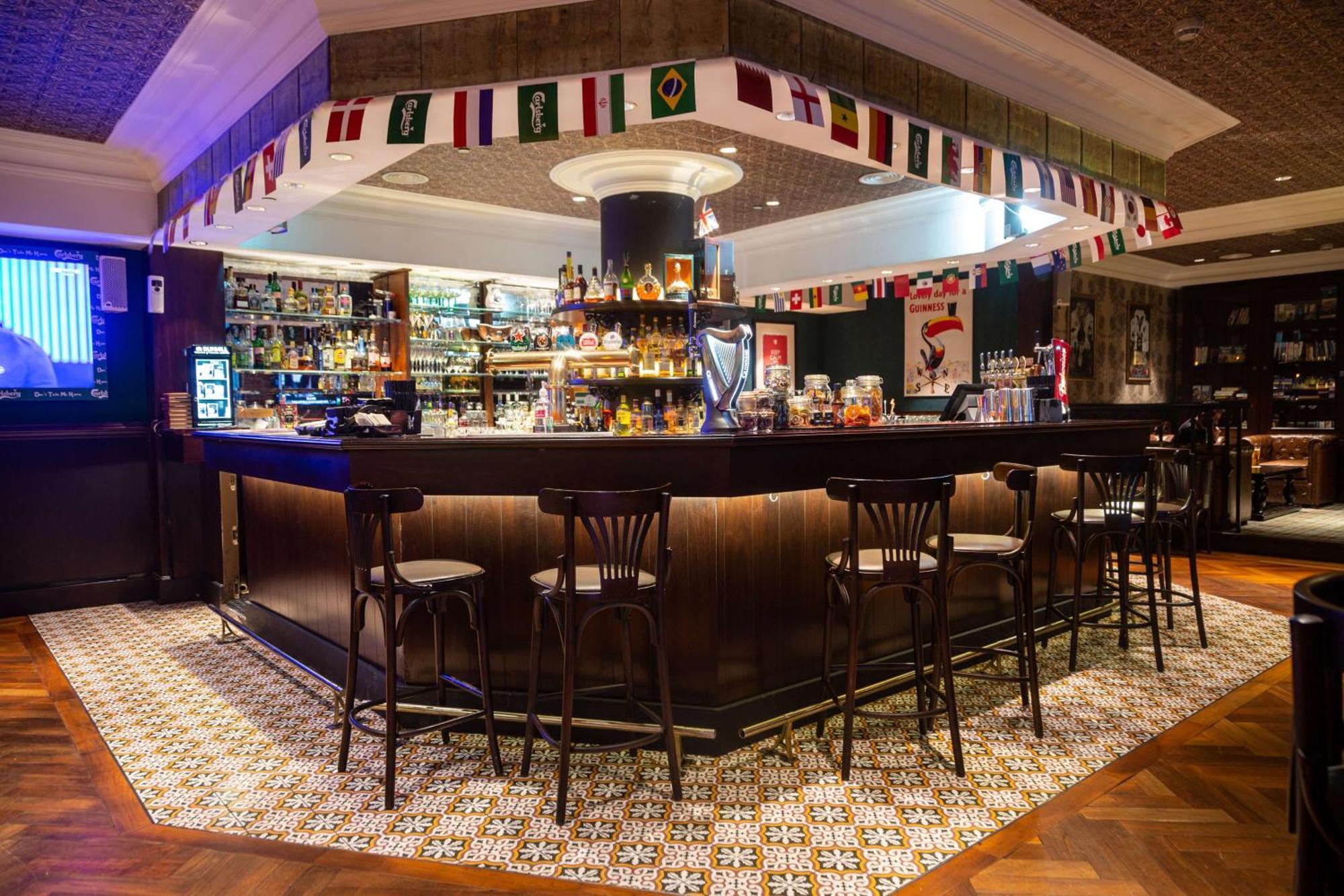 V Hotel Dubai, Curio Collection By Hilton Екстер'єр фото The bar at the hotel